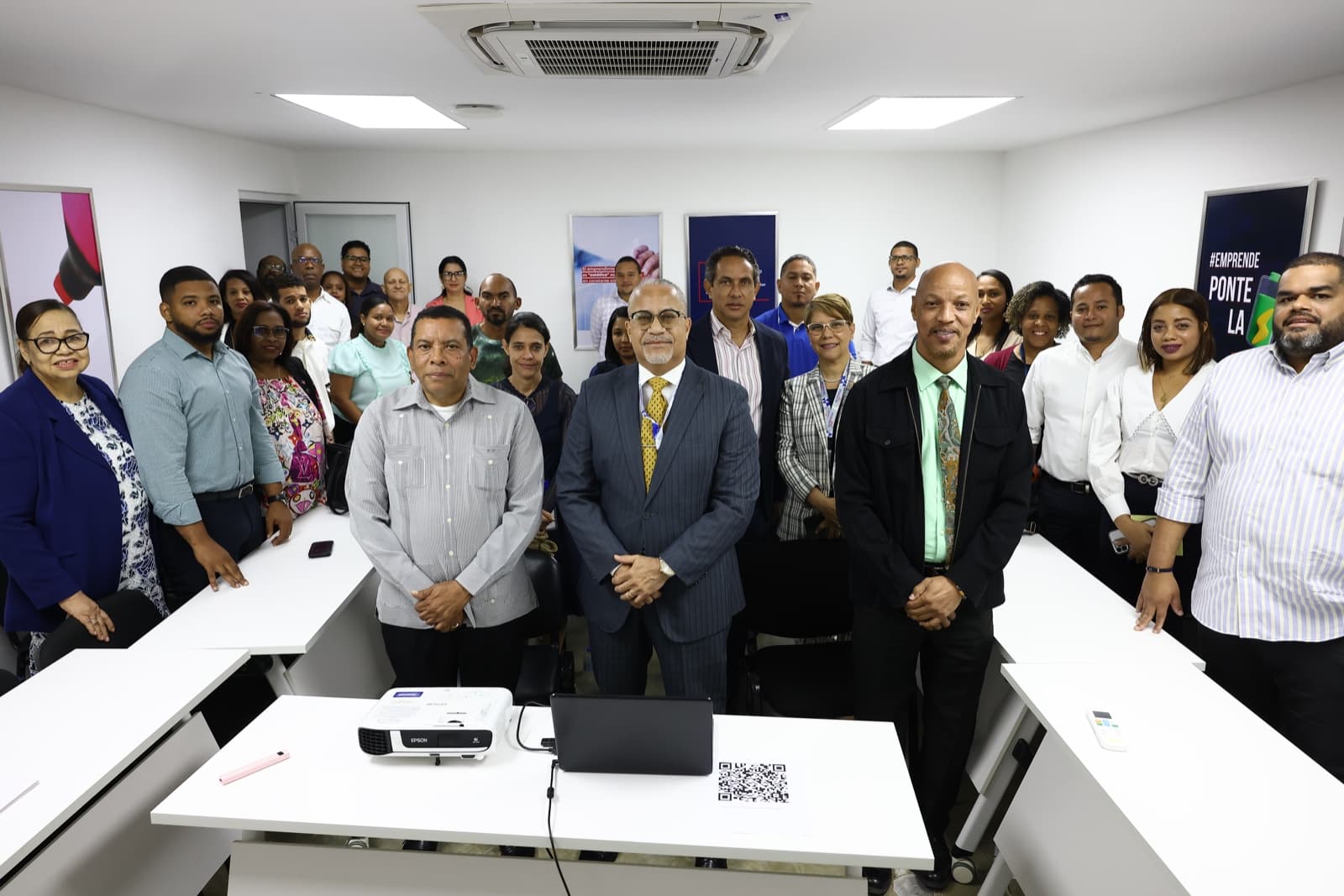 Colaboradores  Promipyme asisten a charla "El Costo de una Patria"